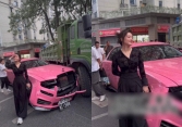 Rolls Royce bạc tỷ bị 'vò' nát đầu, phú bà vẫn bình tĩnh tạo dáng check-in, hành động sau đó càng khiến nhiều người trầm trồ