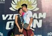 Trịnh Linh Giang “gánh cả thế giới” trong ngày đánh cặp cùng bạn gái, tạo ra hình ảnh thú vị tại giải pickleball 