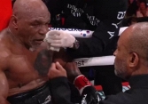 Hình ảnh đau lòng khiến người hâm mộ yêu cầu Mike Tyson lập tức giải nghệ