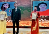 NSND Lệ Ngọc nhận Giải Cống hiến tại Tuần lễ Sân khấu Trung Quốc - ASEAN