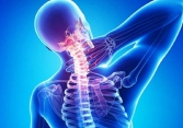 Bệnh thoái hóa đốt sống cổ mà siêu mẫu Minh Tú mắc phải nguy hiểm như thế nào?