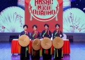 NSND Thúy Cải cùng các liền anh, liền chị mang Quan họ đến với Thủ đô