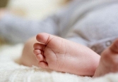 Bé trai 9 tháng tuổi bị rối loạn ý thức vì uống Oresol chữa tiêu chảy không đúng cách