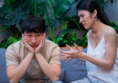 Chồng tự mình chuẩn bị quà Tết cho 2 bên nội - ngoại, vừa mở ra xem quà bên ngoại tôi bức xúc muốn 'ném ra ngoài sân'
