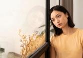 Nửa đêm chồng về nhà, miệng gọi to các con dậy ăn cỗ, vừa thấy thứ anh ta đặt trên bàn, tôi đã nôn thốc nôn tháo