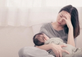 Ở nhà trông con vẫn nhận tiền thưởng Tết 15 triệu, nhìn dòng ghi chú từ người gửi mà tôi rưng rưng nước mắt