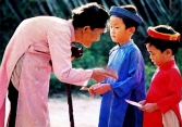 Một hành động của trẻ em ngày Tết đang bị đánh giá “thiếu dạy dỗ”: Hội cha mẹ tranh luận thâu đêm