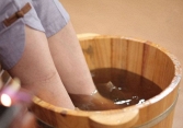 10 tác dụng bất ngờ của việc ngâm chân với nước gừng