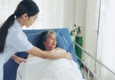Ngày mẹ chồng nhập viện, em dâu vẫn bận rộn đi du lịch nhưng chỉ một câu nói của cậu con trai 16 tuổi, em ấy liền tỉnh ngộ