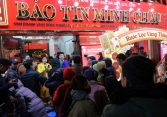 Đội mưa rét, người dân Hà Nội xếp hàng từ 1h sáng chờ mua vàng ngày vía Thần Tài