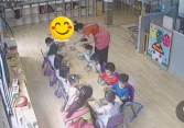 Giữa trưa kiểm tra camera lớp học mầm non, nhìn thấy thứ trên đầu con, bà mẹ cười ná thở: Đi học hay đi đóng phim?