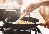 Nuốt hạt vi nhựa ngang 1 tấm thẻ tín dụng mỗi tuần chỉ vì 7 thói quen tai hại trong bếp: Thay đổi ngay để giảm tải phơi nhiễm