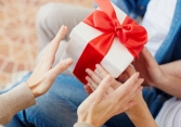 Con trai bác giúp việc tặng món quà sinh nhật, dặn mở ra xem trước khi ngủ, tôi làm theo rồi bật khóc nức nở