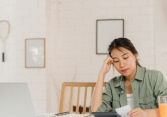 Giám đốc công ty thường xuyên nhìn tôi chằm chằm với ánh mắt khó hiểu, cho tới lần được đồng nghiệp 'mách', tôi mới thở phào nhẹ nhõm