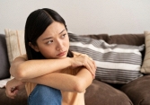 Chị dâu đem giỏ bánh qua tặng các cháu, khui ra, tôi tá hỏa khi thấy túi đỏ bên trong cùng lời nhắn đầy khó hiểu
