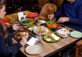 Đi ăn nhà hàng, chồng giám đốc có hành động khiến tôi nhục nhã với gia đình 2 bên