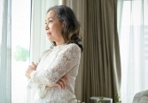 Tối nào con rể cũng pha cho mẹ vợ một ly sữa ấm, tôi điếng người và không dám uống khi vô tình biết âm mưu phía sau