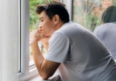Nửa đêm nghe tiếng mẹ vợ khóc than trong phòng, tôi vào hỏi thì bàng hoàng khi bà quỳ sụp xuống van xin con rể cứu giúp