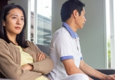 Mắng vợ nấu cơm nhão, nào ngờ cô ấy đặt lên bàn cuốn sổ đỏ rồi kéo vali, dắt các con ra khỏi nhà