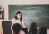 Nghe chuyên gia đề xuất giáo viên làm việc 8 tiếng/ngày ở trường mà tôi tủi thân: Sao nghề này nó quá 'bạc'