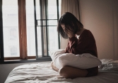 Nửa đêm nghe tiếng con gái khóc trong phòng, tôi vào hỏi thì con khẩn cầu đầy đau đớn: Ly hôn ngay lập tức, không thể chần chừ