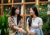 Ngày tôi ra tòa ly hôn, chị dâu tổ chức tiệc mừng, còn rút 1 tỷ tiền tiết kiệm cho tôi xây nhà mới