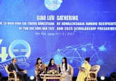 Giao lưu các thế hệ nhận Giải thưởng Kovalevskaia