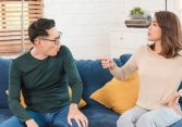 Trách chồng lương cao mà không đưa cho vợ, anh đáp trả một câu khiến tôi cứng họng, chỉ biết tự oán trách gia đình mình