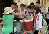 'Xiên bẩn', kẹo 'mắt' cổng trường: Mối lo ngộ độc thực phẩm rình rập học sinh