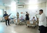 Những lời ca, tiếng hát góp phần xoa dịu nỗi đau của người bệnh