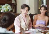 Mẹ vợ gọi các con về rồi đưa mỗi đứa một cuốn sổ đỏ và một tờ danh thiếp, nhắn nhủ 2 câu khiến ai nấy tái mét mặt mày