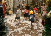 Ngán ngẩm khi nhìn những bức ảnh trẻ phá tan tành khu trang trí Noel của quán cafe: Là 1 bà mẹ 3 con, tôi ủng hộ NO KIDS ZONE