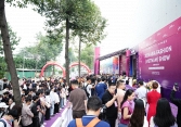 Bạn trẻ xếp hàng mua sắm tại triển lãm Asia Fashion (Vietnam) Show 2025