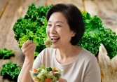Ngày nào cũng ăn 1 loại rau, người phụ nữ 60 tuổi không tái phát ung thư suốt 10 năm: Bác sĩ cũng bất ngờ vì một thứ biến mất