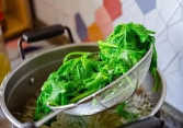 6 loại rau không chần trước khi nấu chẳng khác nào uống thuốc độc, toàn món quen mặt trên bàn ăn của người Việt