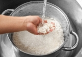 Nên nấu cơm bằng nước nóng hay lạnh? Thì ra bấy lâu rất nhiều người hiểu sai