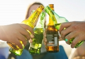 Tại sao những chai bia nhất định phải là màu nâu hoặc xanh lá? Đằng sau nó là cả 1 sự thật thú vị