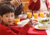 Câu nói 'hồn nhiên' của con trai trong bữa tiệc tất niên khiến tôi bị chê thiếu dạy dỗ, xấu hổ, ngượng ngập vô cùng!