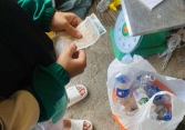 Bức ảnh đứa trẻ cầm 7 nghìn đồng đứng bên chiếc cân gây 'bão': Người ào ào vào 'xin vía', người đưa ra lời cảnh báo