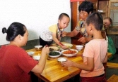 Chỉ vì 1 hành động trên bàn ăn khi đi thăm họ hàng dịp Tết mà con tôi bị đánh giá 'con nhà không gia giáo': Có đáng không?