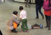 Một người bà EQ cao vút: Cháu không chịu trả đồ chơi khi đi mua đồ Tết, bà chỉ nói 1 câu được khen ngợi hết lời