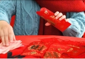 Tiền lì xì cha mẹ nên tịch thu hay để trẻ tiêu thoải mái? 20 năm sau 2 đứa trẻ sẽ có cuộc sống khác biệt nhau