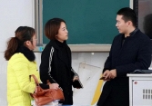 Giữa đêm, ông bố nhắn tin xin lỗi vì con học kém, cách trả lời của cô giáo khiến dân tình tròn xoe mắt: Chưa từng thấy!