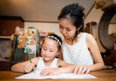 Bà mẹ ở phố cổ Hà Nội lương 5 triệu/tháng kể chuyện học của con, nhiều người đỏ mặt: Thôi, đừng cãi nhau chuyện học thêm nữa!