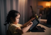 Đang chơi game thấy hình ảnh nhạy cảm, cô bé 8 tuổi lập tức mách mẹ, nhận được câu trả lời quá bất ngờ