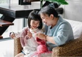 Bà nội trông cháu, con dâu có nên trả tiền không: Đây là cách ứng xử khéo léo giúp gia đình hòa thuận