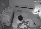 Mỗi đêm mở camera theo dõi, mẹ bỉm thấy chồng hết đứng lại ngồi làm việc này, đủ hiểu có lấy nhầm chồng hay không!