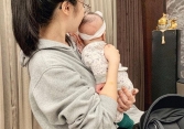 Mẹ bỉm phát sợ vì đến đâu cũng 'được' người ta dạy cách làm mẹ