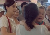 Cặp vợ chồng đưa con đi ăn thì một phụ nữ ôm chầm lấy cậu bé và nói: 'Đây là con trai tôi!'! Diễn biến sau đó còn hơn phim!
