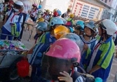 Chuyện thật như đùa: Nhà trường bắt học sinh đội mũ bảo hiểm... khi đi bộ đến trường